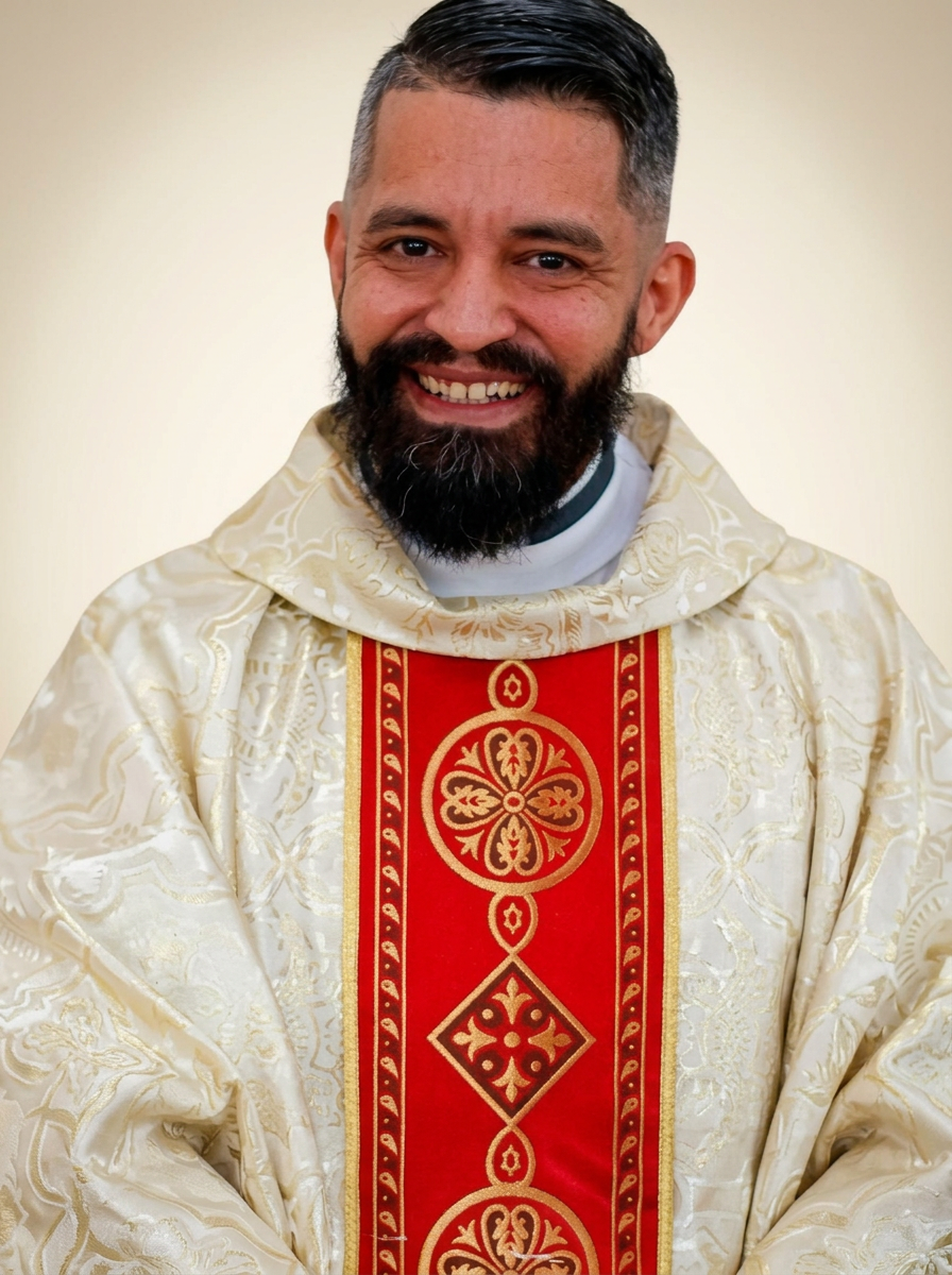 Padre Rodolfo Petrucci, pároco da Paróquia Sagrada Família, em casula creme e dourada