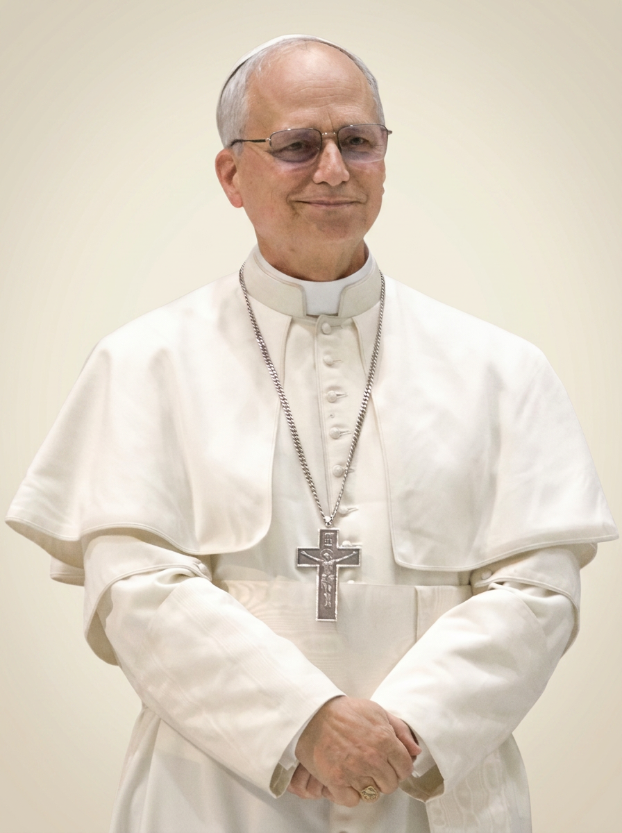 Papa Leão XIV, em vestes brancas papais com cruz peitoral